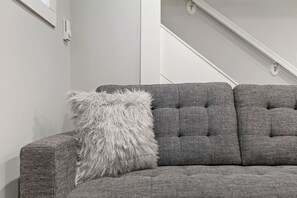 ดีลักซ์อพาร์ทเมนท์, 1 ห้องนอน | บริเวณนั่งเล่น | ทีวี 55 นิ้ว พร้อมช่องดิจิตอล, บริการสตรีมมิ่ง