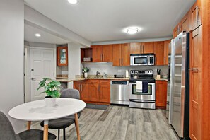 ดีลักซ์อพาร์ทเมนท์, 1 ห้องนอน | ครัวส่วนตัว | ตู้เย็น, ไมโครเวฟ, เตาอบ, เตาประกอบอาหาร