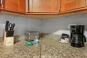 ดีลักซ์อพาร์ทเมนท์, 1 ห้องนอน | ครัวส่วนตัว | ตู้เย็น, ไมโครเวฟ, เตาอบ, เตาประกอบอาหาร