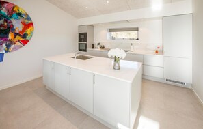 Réfrigérateur, four, lave-vaisselle, cafetière/bouilloire