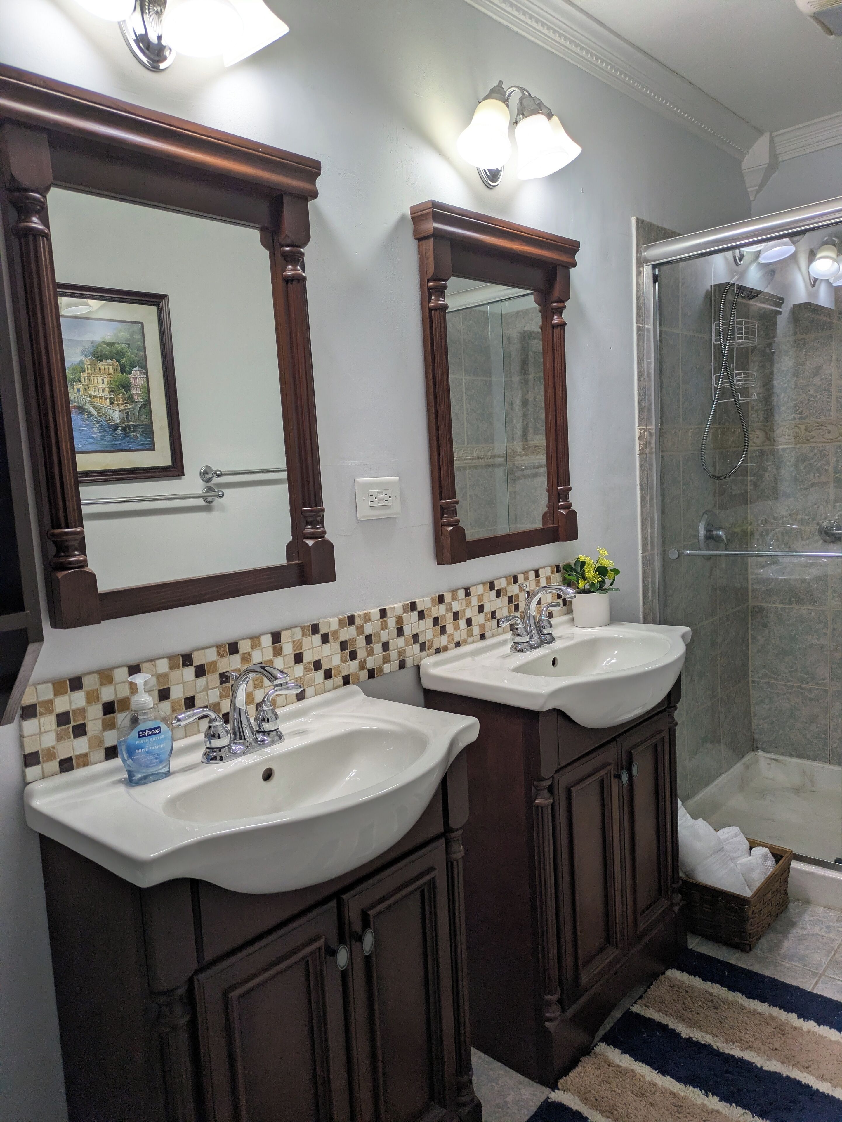 Douche, sèche-cheveux, serviettes fournies, savon