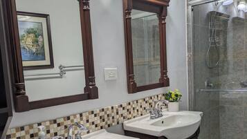 Douche, sĂšche-cheveux, serviettes fournies, savon