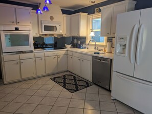 Private kitchen - Charming 3-bedroom, 2-bath house with lovely Koi pond located in Dublin, GA (Dublin)