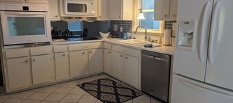 Charming 3-bedroom, 2-bath house with lovely Koi pond located in Dublin, GA