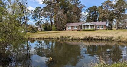 Charming 3-bedroom, 2-bath house with lovely Koi pond located in Dublin, GA