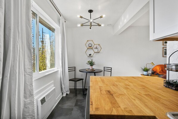 Dining - Wonderful 1-bedroom condo with AC in Salt Lake (South Salt Lake)