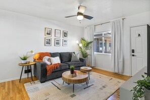 Living area - Wonderful 1-bedroom condo with AC in Salt Lake (South Salt Lake)