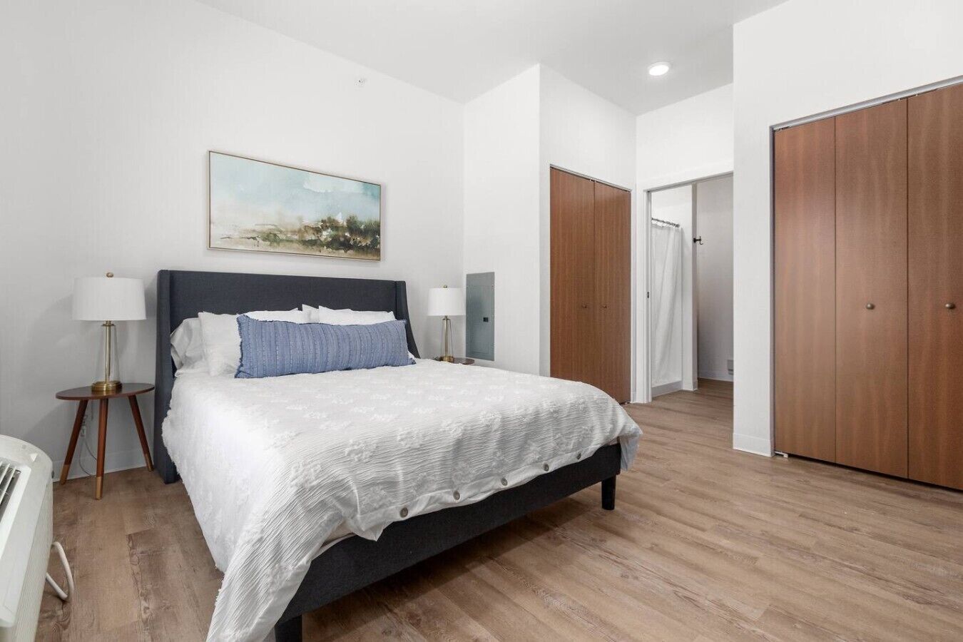 Desk, iron/ironing board, WiFi, bed sheets