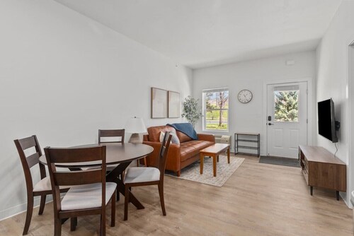 Fox Flats 1 Bedroom/Garage/Washer & Dryer