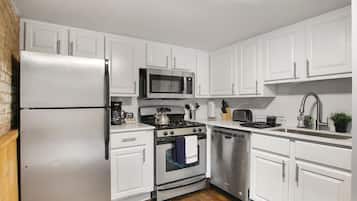 Superior Apartment, 2 Bedrooms | Private kitchen | Fridge, microwave, oven, stovetop
