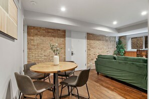 Superior Apartment, 2 Bedrooms | Dining room