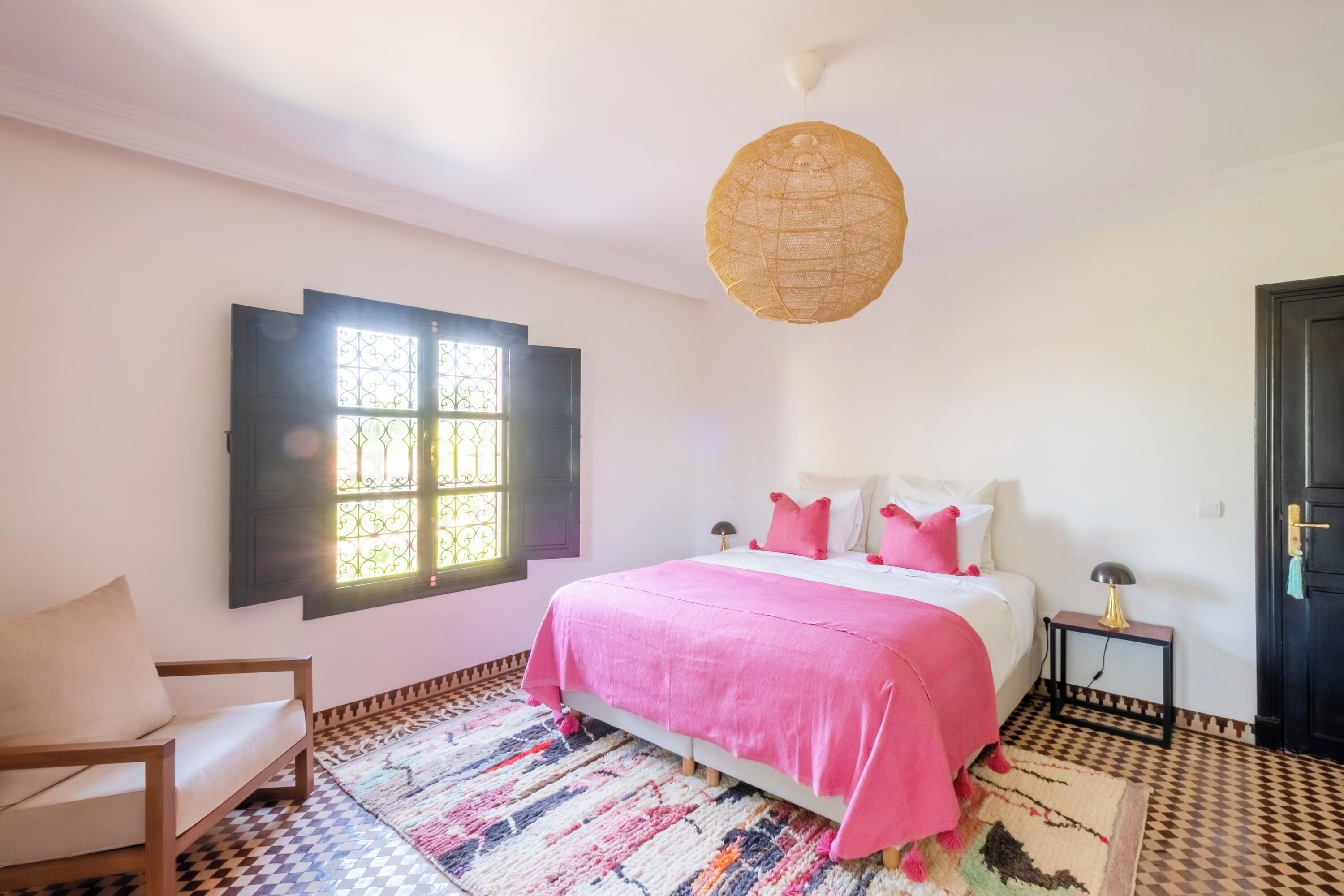 Iron/ironing board, internet, bed sheets