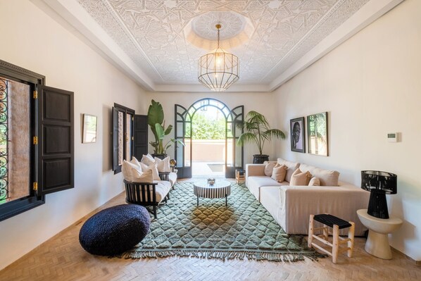 المنشأة من الداخل