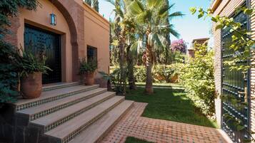 المنطقة المحيطة بالمنشأة