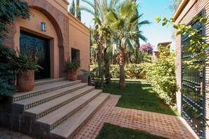 المنطقة المحيطة بالمنشأة