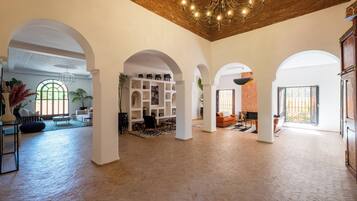 المنشأة من الداخل