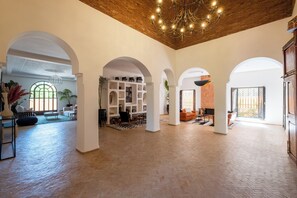 المنشأة من الداخل