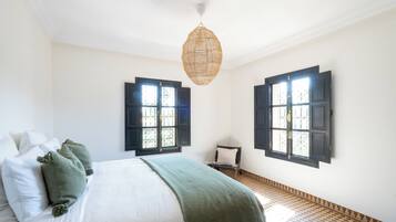 Iron/ironing board, internet, bed sheets