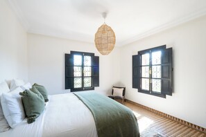 مكواة/لوح كي وخدمة الإنترنت وملاءات أسرّة