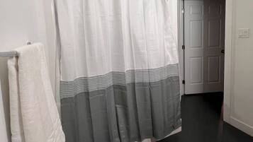 Serviettes fournies, savon, papier toilette