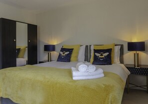 Bureau, fer et planche à repasser, Wi-Fi, draps fournis