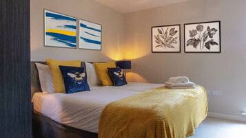 2 bedrooms, desk, iron/ironing board, WiFi
