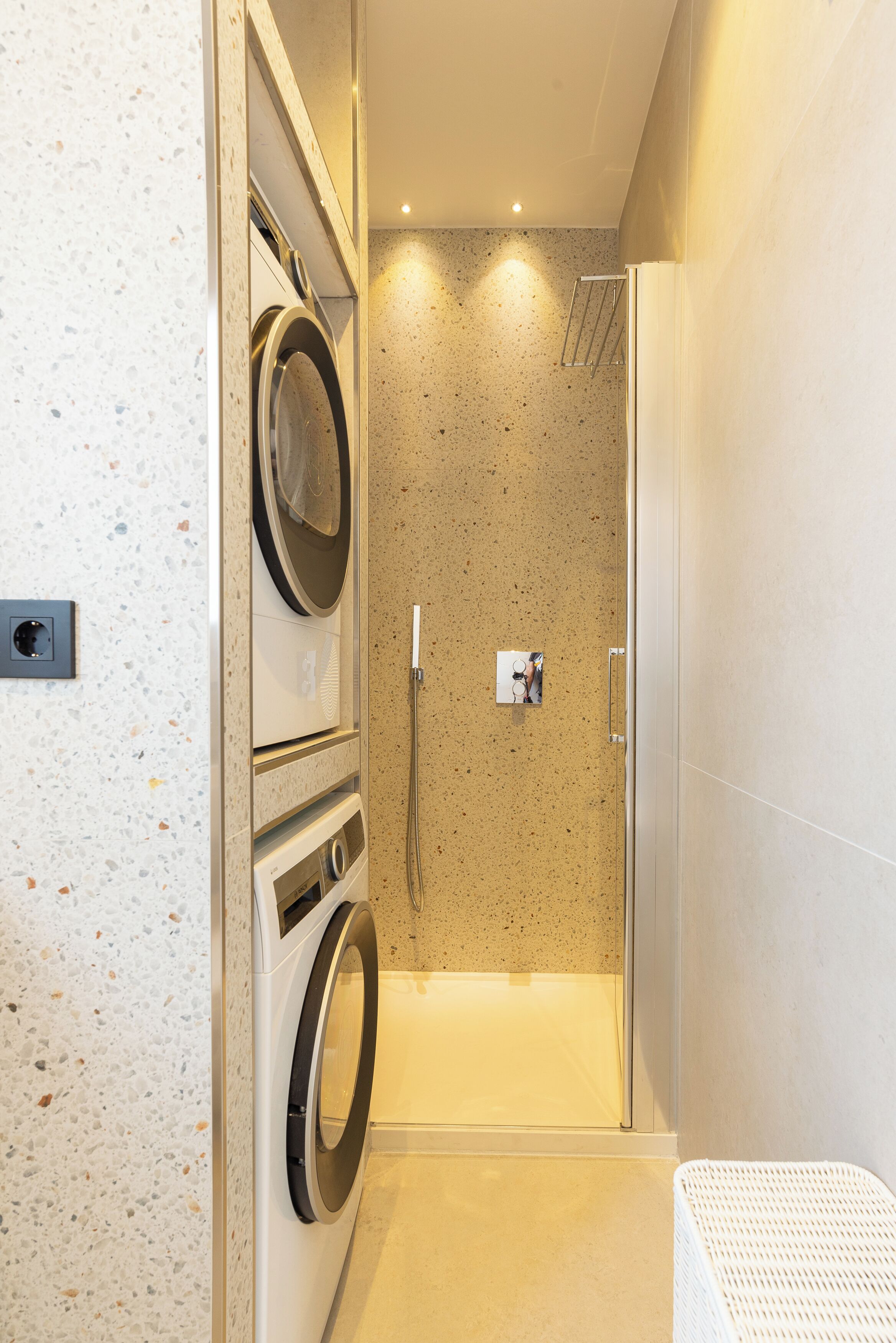 Douche, sèche-cheveux, serviettes fournies, savon