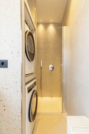 Dusj, hårføner, håndklær og såpe