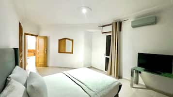 Bureau, fer et planche Ă repasser, Wi-Fi, draps fournis