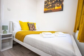 Escritorio, tabla de planchar con plancha, wifi y ropa de cama 