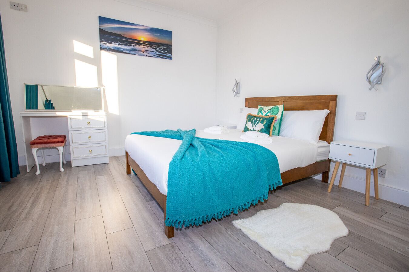 Työpöytä, silitysrauta/-lauta, Wi-Fi, vuodevaatteet