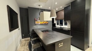 Fridge, oven, stovetop, toaster - Market Street Retreat in Central Loughborough Sleeps 6 (Leicestershire)
