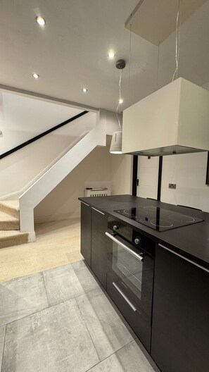 Fridge, oven, stovetop, toaster - Market Street Retreat in Central Loughborough Sleeps 6 (Leicestershire)