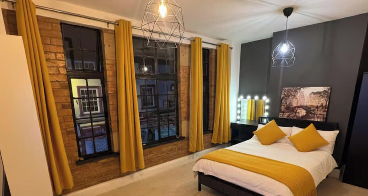 Desk, iron/ironing board, WiFi, bed sheets