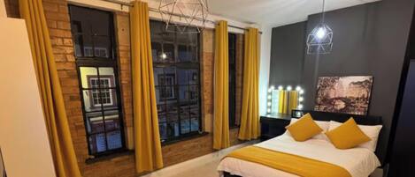 Desk, iron/ironing board, WiFi, bed sheets