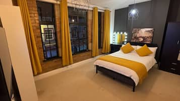 Desk, iron/ironing board, WiFi, bed sheets