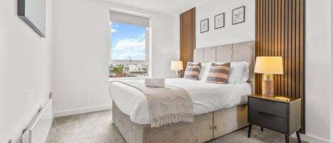 Skrivbord, strykjärn/strykbräda, wi-fi och sängkläder