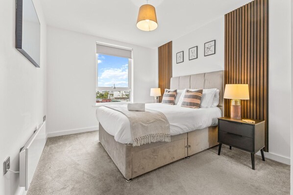 Desk, iron/ironing board, WiFi, bed sheets