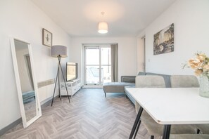 TV - Sunny Westside Two 2BR Flat with City View (West Midlands)