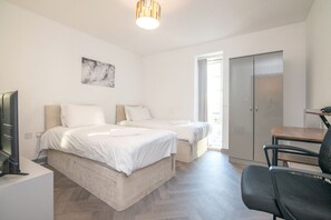 Desk, iron/ironing board, WiFi, bed sheets - Sunny Westside Two 2BR Flat with City View (West Midlands)