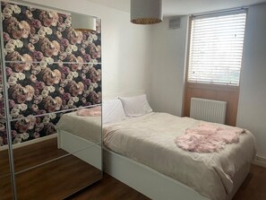 Skrivebord, strykejern/-brett, wi-fi og sengetøy