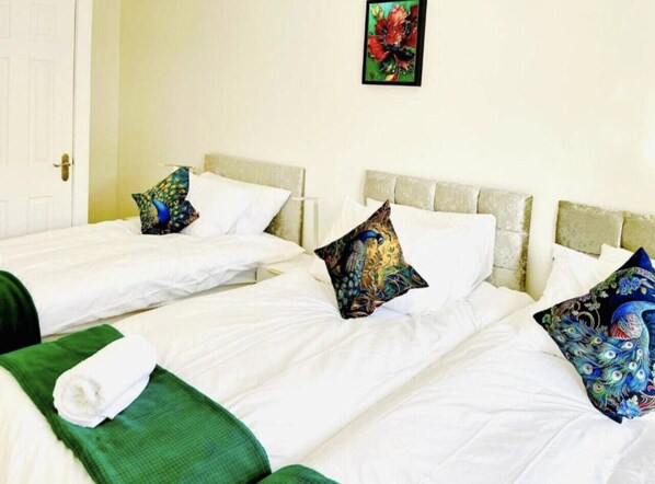3 habitaciones, escritorio, tabla de planchar con plancha y wifi 