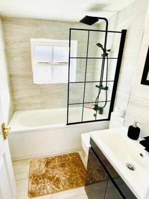 Hårføner og håndklær