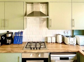 Fridge, microwave, oven, stovetop - 3-Bedroom Gem in Manchester with Free Parking (Manchester)