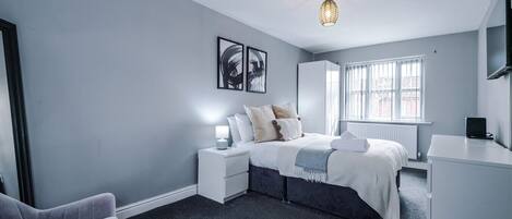 Bureau, fer et planche à repasser, Wi-Fi, draps fournis