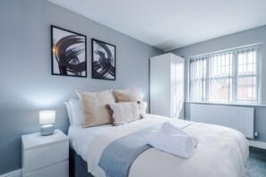 Työpöytä, silitysrauta/-lauta, Wi-Fi, vuodevaatteet