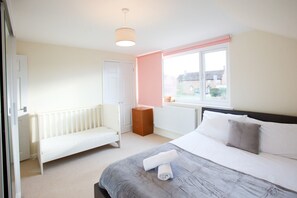 Bureau, fer et planche à repasser, Wi-Fi, draps fournis