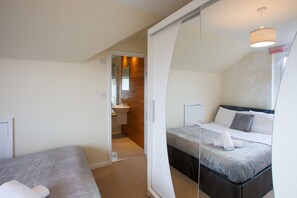 Una scrivania, ferro/asse da stiro, Wi-Fi, lenzuola