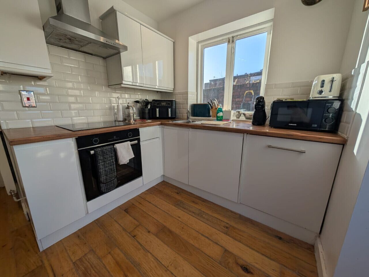 Réfrigérateur, four à micro-ondes, un four, surface de cuisson