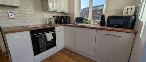 Réfrigérateur, four à micro-ondes, un four, surface de cuisson